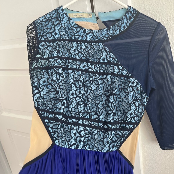 THREE FLOOR mini 3/4 sleeved lace dress size 6 but fits like a 2-4 - Picture 11 of 13